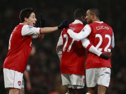 Nasri (izq.) felicita a Clichy, autor de uno de los goles. REUTERS  /