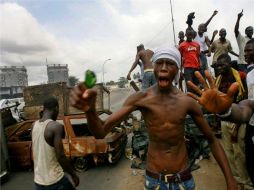 Grupo de manifestantes quema neumáticos y levanta barricadas para impedir el avance de la tropas leales a Laurent Gbagbo. EFE  /