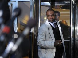 DeMaurice Smith, director ejecutivo de la Asociación de Jugadores de la NFL, deja el hotel donde se llevan a cabo las negociaciones. AP  /