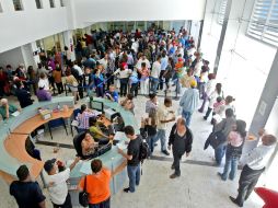 El último día de febrero, usuarios abarrotaron las recaudadoras del SIAPA para pagar. E. BARRERA  /