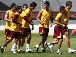 Jugadores de Estudiantes trotan durante la práctica en el 3 de Marzo. MEXSPORT  /