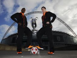 Salomon Kalou (Chelsea) y Samir Nasri (Arsenal) presentaron el balón en las afueras de Wembley. AP  /