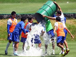 Los jugadores del Cruz Azul se divierten al finalizar el entrenamiento del equipo. NTX  /