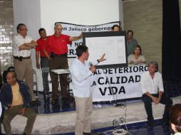 Vecinos del Fraccionamiento Revolución durante la reunión con autoridades. ESPECIAL  /