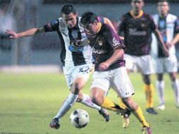 Rubens Sambuez (der.) escapa a la marca de Paul Aguilar. MEXSPORT  /