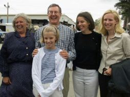 Steve  Forbes, posa con su familia en la Feria  Estatal de Iowa. AFP  /