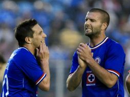 Christian Giménez (izq.) y Emanuel Villa, de Cruz Azul, se lamentan luego de una jugada malograda, esta tarde, en el Azul. MEXSPORT  /