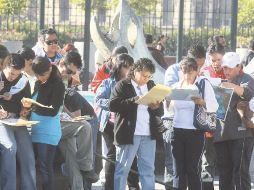 Buscadores de empleo en una feria estatal.  A. CAMACHO  /