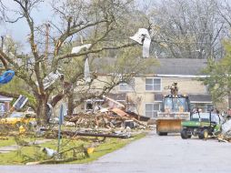 El tornado arrancó árboles, derribó postes de luz y cortó el servicio eléctrico. AP  /