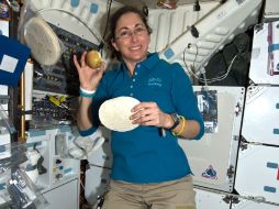 La astronauta Nicole Stott disfruta una merienda de tortilla y manzana. EFE  /