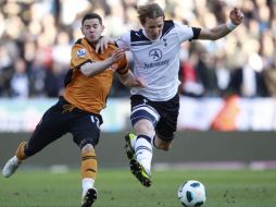 Matt Jarvis y Roman Pavlyuchenko (der.) luchan por el dominio del esférico. REUTERS  /