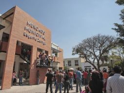 El alcalde recorrió el nuevo mercado municipal para constatar que los locatarios realicen su trabajo en condiciones saludables. S.NÚÑEZ  /