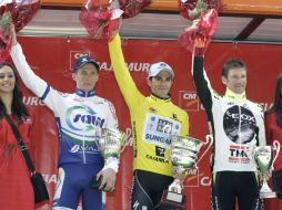 El ciclista español Alberto Contador, del Saxo Bank (centro), posa en el podio, en la premiación de la Vuelta a Murcia. EFE  /