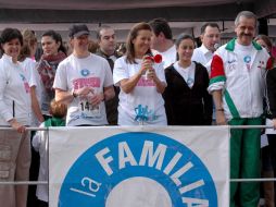 Margarita Zavala y el secretario de Salud, dan banderazo de salida a la caminata con motivo del Día de la Familia. NTX  /