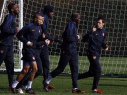 Los jugadores del Arsenal se preparan para su visita al Camp Nou. REUTERS  /