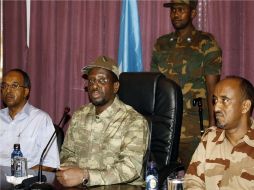 El presidente somalí (centro) en rueda de prensa anuncia que las fuerzas del gobierno ganaron provincias en Mogadiscio. AFP  /