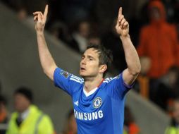 Frank Lampard del Chelsea celebra tras anotar ante el Blackpool. EFE  /