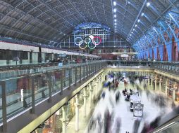 Ayer develaron los aros olímpicos en la estación de metro de Londres. GETTY IMAGES SPORT  /