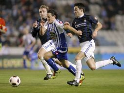 Andrés Guardado (centro) avanza con el balón ante la marca de Diego Rivas (izq.) y Xabi Prieto, de la Real Sociedad. EFE  /