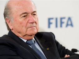El presidente de la FIFA, Joseph Blatter prometio mantener las oportunidades de desarrollo para las jugadoras. AFP  /
