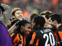El jugador Willian (2i-abajo) del Shakhtar celebra tras su anotación ante el AS Roma. EFE  /