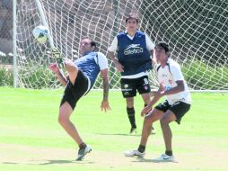 Hugo Rodríguez (derecha sin casaca) entrenando con Atlas. A. CAMACHO  /