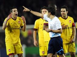 Reacción de Robin van Persie tras recibir la tarjeta roja, en el duelo de los octavos de final de la Champions League. AP  /