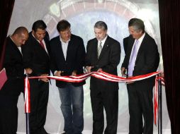 Momento en que, mediante el corte del listón, se inaugura el nuevo Museo Chiva-Comex. E. PACHECO  /