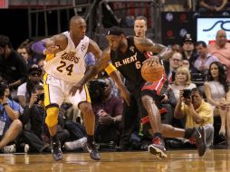 LeBron James (der.) le ganó el duelo a Kobe Bryant, en la victoria 94-88 sobre los Lakers. AFP  /