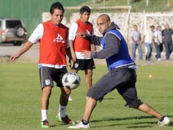 Jugadores de los Gallos Blancos buscan el dominio del balón en una práctica del equipo. NTX  /