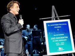 Después de recibir el reconoccimiento el cantante realizó su concierto. EFE  /