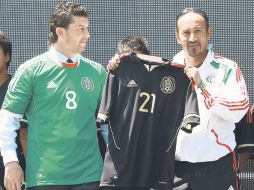 José Manuel de la Torre posa con la playera verde, mientras Raúl Gutiérrez muestra la casaca negra. MEXSPORT  /