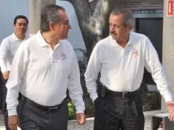 El secretario de Salud conversa con Marco Adame, gobernador morelense, en la inauguración del 17o. Consejo Nacional de Salud. NTX  /