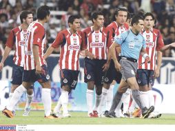 Los jugadores rojiblancos reclaman al árbitro, tras la expulsión a Xavier Báez (derecha). MEXSPORT  /