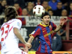 Lionel Messi y Alexis Ruano durante el partido Barcelona - Sevilla este domingo. AFP  /