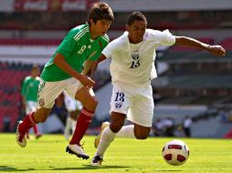 El jugador mexicano Carlos Orrantia se disputa con el hondureño Danilo Tobias durante el juego amistoso en el Estadio Azteca.MEXSPORT  /