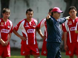 Elementos rojiblancos escuchan las indicaciones de José Luis Real, durante el entrenamiento regenerativo que tuvo el Rebaño. MEXSPORT  /
