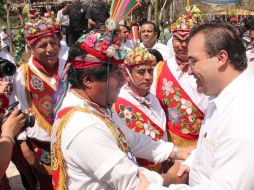 El gobernador de Veracruz, Javier Duarte de Ochoa, estrecha la mano de uno de los hombres que conservan la tradición. NTX  /