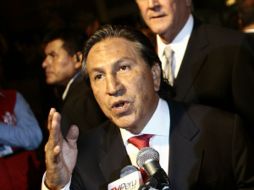 El ex mandatario habla con la prensa a su llegada a un debate televisivo entre los candidatos a la presidencia de Perú. AFP  /