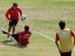 El técnico Benjamín Galindo disputa la pelota con el portero Miguel Pinto (abajo). A. CAMACHO  /