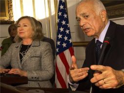 Hillary Clinton y el canciller egipcio Nabil al-Arabi en conferencia de prensa en el interior del Palacio Tahrir. AFP  /