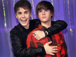 Bieber, quien posa en Londres junto a su estatua, afirma que a llegado lejos gracias a su preparación y dedicación. AP  /