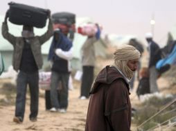 Refugiados huyen de Libia y se disponen a abandonar el campamento levantado cerca de Ras el Jedir, en Túnez. EFE  /