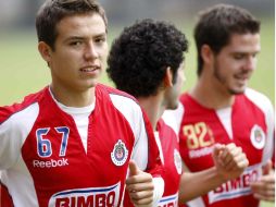 Érik Torres trota junto a Édgar Mejía en el entrenamiento rojiblanco. MEXSPORT  /
