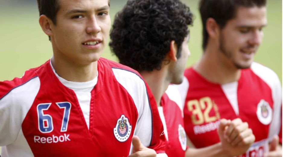 Érik Torres trota junto a Édgar Mejía en el entrenamiento rojiblanco. MEXSPORT  /