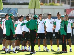 José Manuel de la Torre, (der.) da indicaciones a la Selección, durante la más reciente convocatoria. MEXSPORT  /
