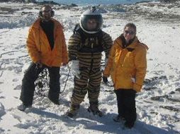 El traje diseñado por el ingeniero argentino Pablo de León fue puesto en práctica en la base Marambio, en la Antártida. EFE  /