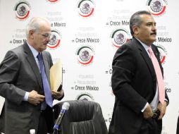 Manlio Fabio Beltrones, seguido por Francisco Labastida, cuestiona al Gobierno federal por los aviones a control remoto. NTX  /