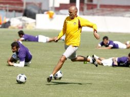 El 'Chelís' pone el ejemplo a sus jugadores en una práctica de Estudiantes Tecos. E. PACHECO  /