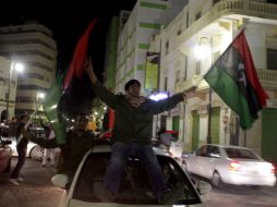 En Bengasi, rebeldes salen hoy a las calles en desafío al anuncio del líder Muamar Gadhafi de atacar la ciudad. AFP  /